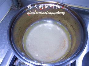 将锅放入煤气灶上，点火。