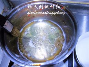 熬煮过程中会有糖浆飞溅到锅壁上，可用小刷子沾点水，沿着锅边刷一下，让糖浆随着水流回锅中。