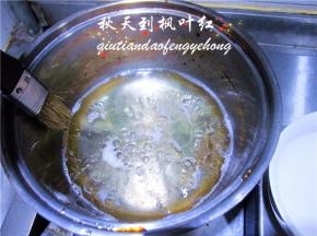 熬煮过程中会有糖浆飞溅到锅壁上，可用小刷子沾点水，沿着锅边刷一下，让糖浆随着水流回锅中。