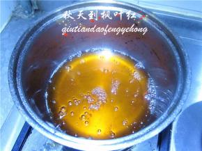 糖浆熬煮40分钟到1个小时，颜色逐渐加深并达到一定浓度，离火，冷却。