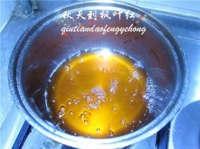糖浆熬煮40分钟到1个小时，颜色逐渐加深并达到一定浓度，离火，冷却。
