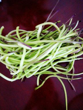 山芋苗首先要撕掉最外面那层皮