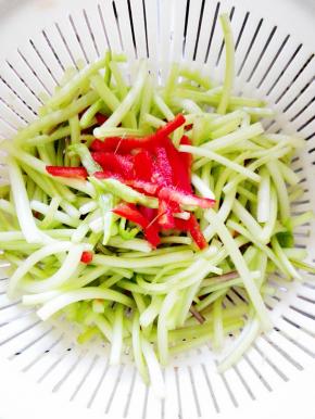 半个红椒剪丝，洗净