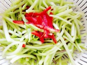 半个红椒剪丝，洗净