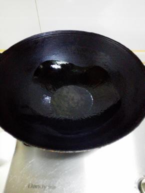 锅内放油，大火烧热后