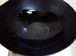 锅内放油，大火烧热后