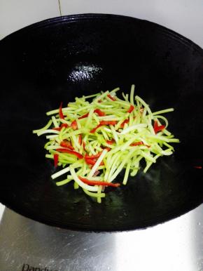 放入山芋苗和红椒，翻炒