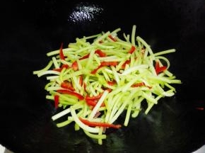 放入山芋苗和红椒，翻炒