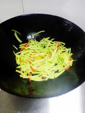 约8分熟后，加入盐，翻炒后