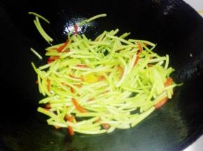 约8分熟后，加入盐，翻炒后