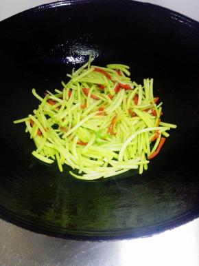 关火，加少许鸡精，翻炒后装盘