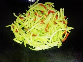 关火，加少许鸡精，翻炒后装盘