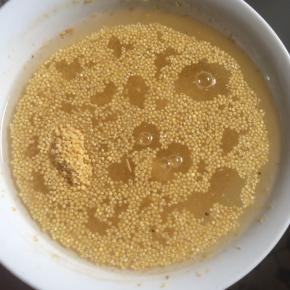 小米淘洗干净。