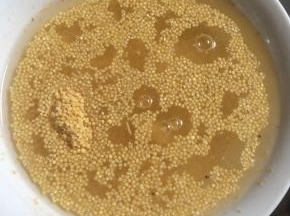 小米淘洗干净。