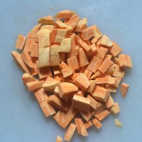 红薯去皮后切小块。