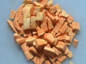 红薯去皮后切小块。