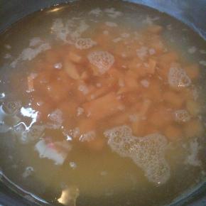 加入红薯块继续熬煮。