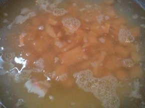 加入红薯块继续熬煮。