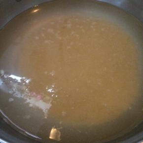 锅内倒入适量水，放入淘洗好的小米。