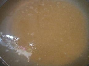 锅内倒入适量水，放入淘洗好的小米。