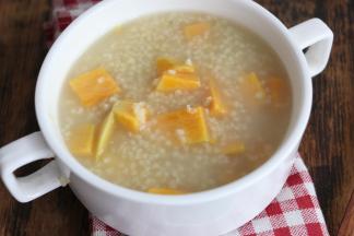 小火熬煮30分钟，直至红薯软烂即可。