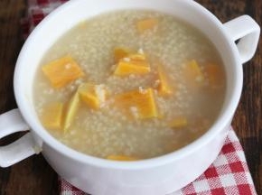 小火熬煮30分钟，直至红薯软烂即可。
