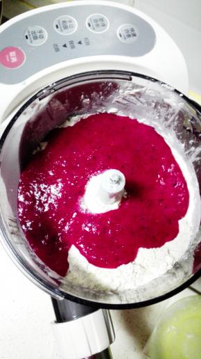 面粉放入面条机，加入准备好的火龙果皮糊