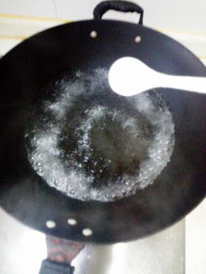 锅内放入适量水，大火烧开，放入1小勺盐