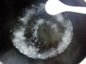 锅内放入适量水，大火烧开，放入1小勺盐
