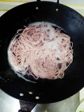 放入100克面条，大火烧开