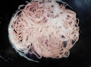 放入100克面条，大火烧开