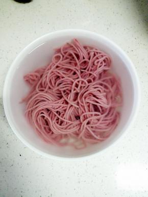 将煮好的面条捞出，放入冷水中过一下