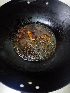 锅内放入提前烧好的糖醋排骨汤和排骨，大火翻炒