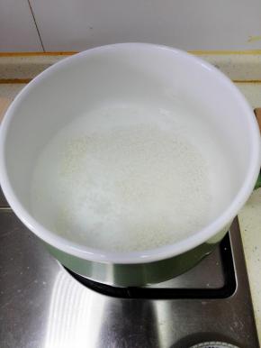 锅内放入清水，大火烧开后，转中火，放入西米，盖锅盖煮4分钟