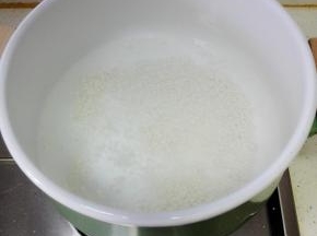 锅内放入清水，大火烧开后，转中火，放入西米，盖锅盖煮4分钟