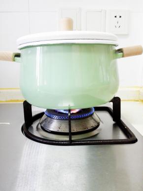 盖锅盖焖5分钟，焖好后，再煮4分钟，再焖4分钟，此时看西米是不是已经透明，若还有白点，就再煮3分钟，焖3分钟，煮至西米透明