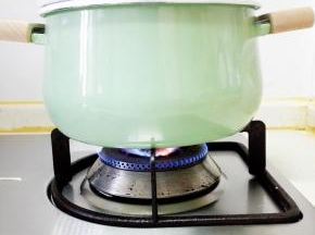 盖锅盖焖5分钟，焖好后，再煮4分钟，再焖4分钟，此时看西米是不是已经透明，若还有白点，就再煮3分钟，焖3分钟，煮至西米透明
