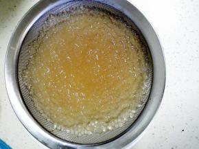 煮好后的西米用网筛捞出，用纯净水或冷开水冲洗一下，使西米更有弹性