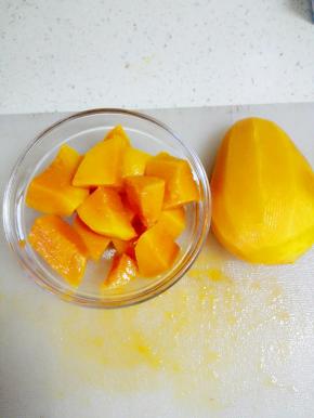 芒果去皮，切块