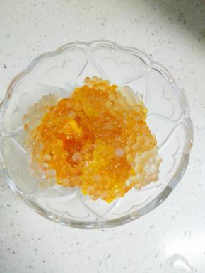 碗内放入适量芒果垫底，放两大勺煮好的西米，放2茶匙蜂蜜，倒入椰汁，最上层也可以放几块芒果