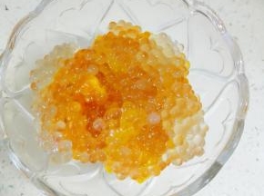 碗内放入适量芒果垫底，放两大勺煮好的西米，放2茶匙蜂蜜，倒入椰汁，最上层也可以放几块芒果