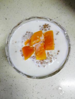 倒入椰汁，最上层也可以放几块芒果