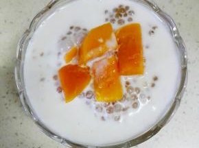 倒入椰汁，最上层也可以放几块芒果