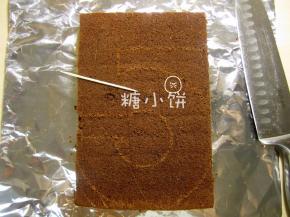 不想直接沿着纸模切，感觉纸片万一没按稳就歪了。
所以拿牙签沿着纸模轻轻划了个印子。