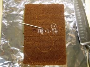 不想直接沿着纸模切，感觉纸片万一没按稳就歪了。
所以拿牙签沿着纸模轻轻划了个印子。