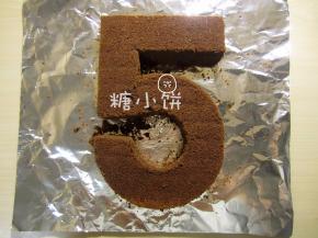 再沿着印子切出蛋糕的基础形状