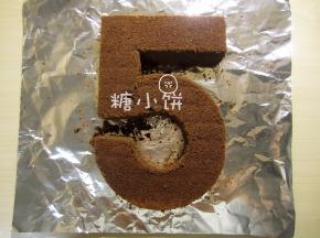 再沿着印子切出蛋糕的基础形状