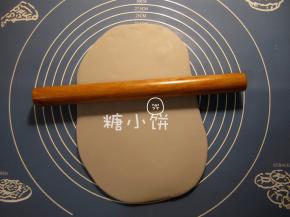 擀开，擀平整，大小要跟蛋糕底相当