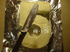 用糖霜或者奶油霜（不要用打发淡奶油）抹面。
我没有小抹刀就用的小刀没开刀刃的那面来抹。
我用的糖霜，好粘稠比较难抹开，而且容易干。
不过不平整也没关系，反正还要盖糖皮。
抹好面以后放一边晾着，如果用的奶油霜就入冰箱。