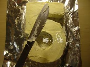 用糖霜或者奶油霜（不要用打发淡奶油）抹面。
我没有小抹刀就用的小刀没开刀刃的那面来抹。
我用的糖霜，好粘稠比较难抹开，而且容易干。
不过不平整也没关系，反正还要盖糖皮。
抹好面以后放一边晾着，如果用的奶油霜就入冰箱。